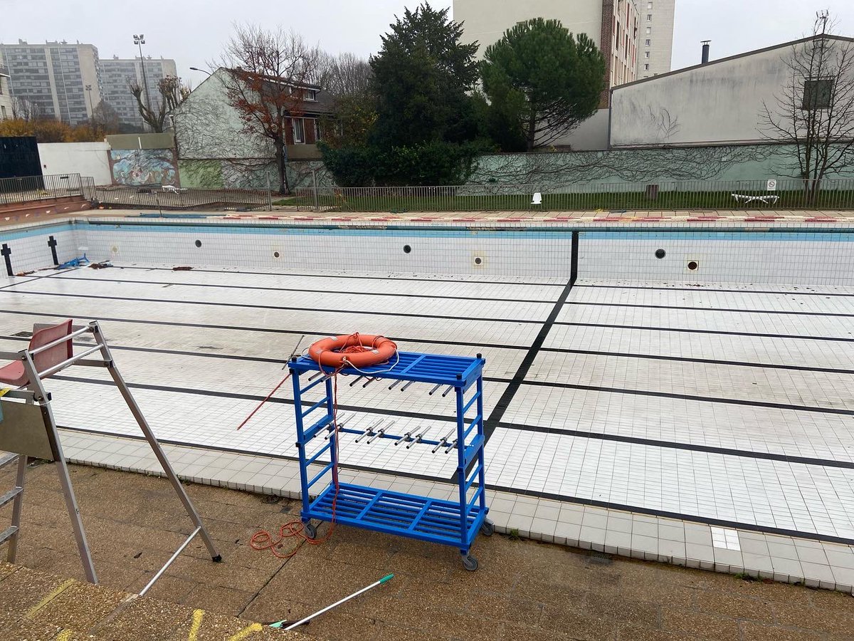 AzzazNadege's tweet photo. Ce matin, avec @belhomme92 au stade nautique #Châtillon #Malakoff pour une visite de site avec les groupements d’architectes retenus pour concourir à la reconstruction d’un équipement qui a tant marqué nos 2 villess. Enthousiasme pour un beau projet structurant et innovant! https://t.co/bccjS0SDGj