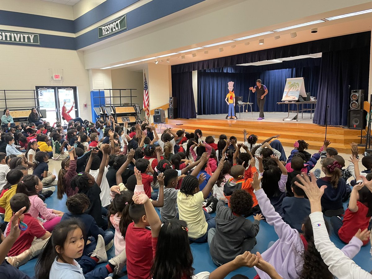 MahanayStars's tweet photo. We had the NED Show at Mahanay on Friday! NED talked about the Power of YET and staying positive with a growth mindset! Yo-yos will be sold until Tuesday the 13th! #LetsFly2223 @STAARCounselor @AliefCounseling https://t.co/ugd9363oZc
