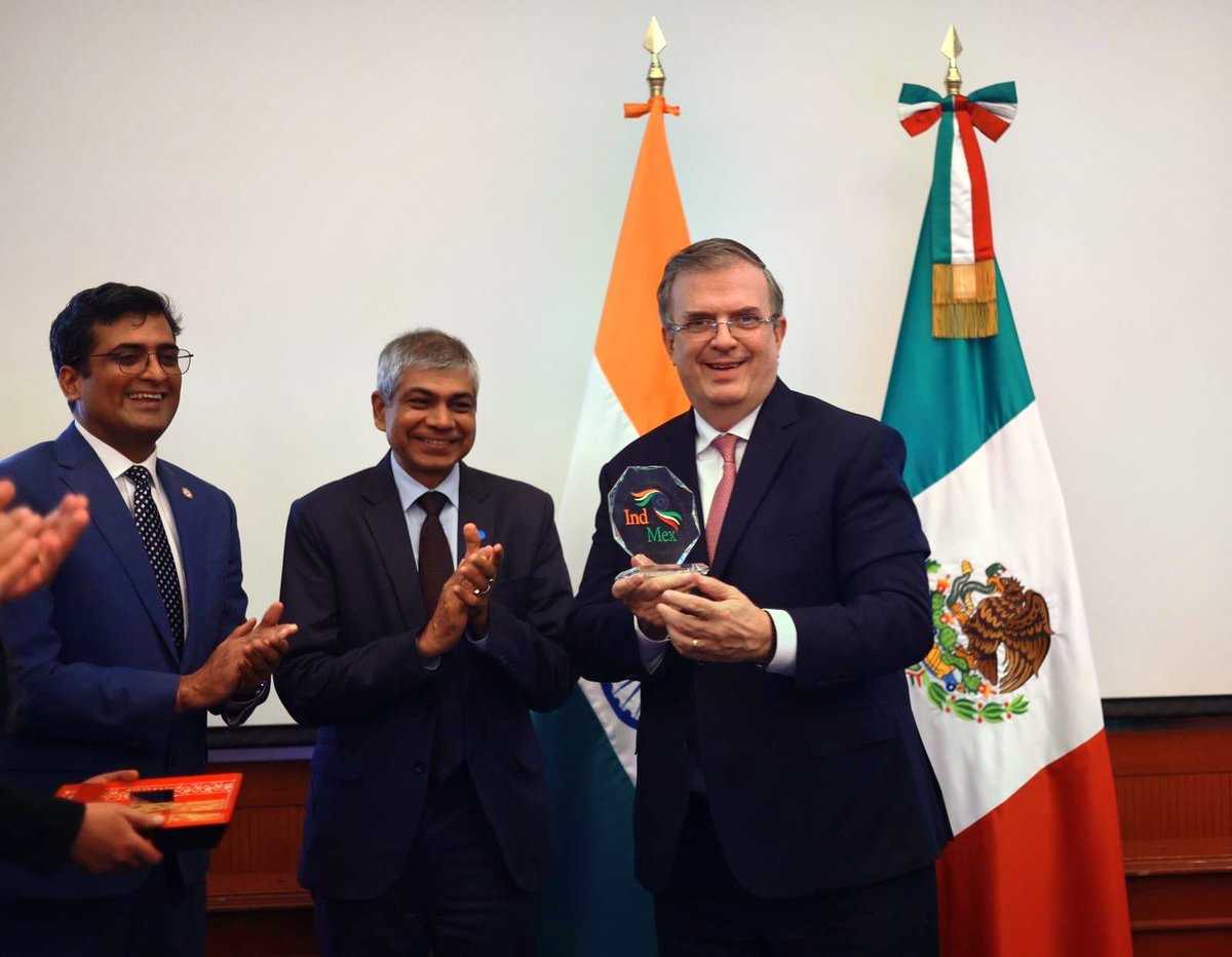 Marcelo Ebrard C. (@m_ebrard) on Twitter photo Nuestra gratitud a la India por su invariable respaldo y cercanía , especialmente al Ministro de Relaciones Exteriores <a href="/DrSJaishankar/">Dr. S. Jaishankar</a> !!! Nuestra gratitud a la India por su invariable respaldo y cercanía , especialmente al Ministro de Relaciones Exteriores <a href="/DrSJaishankar/">Dr. S. Jaishankar</a> !!!
