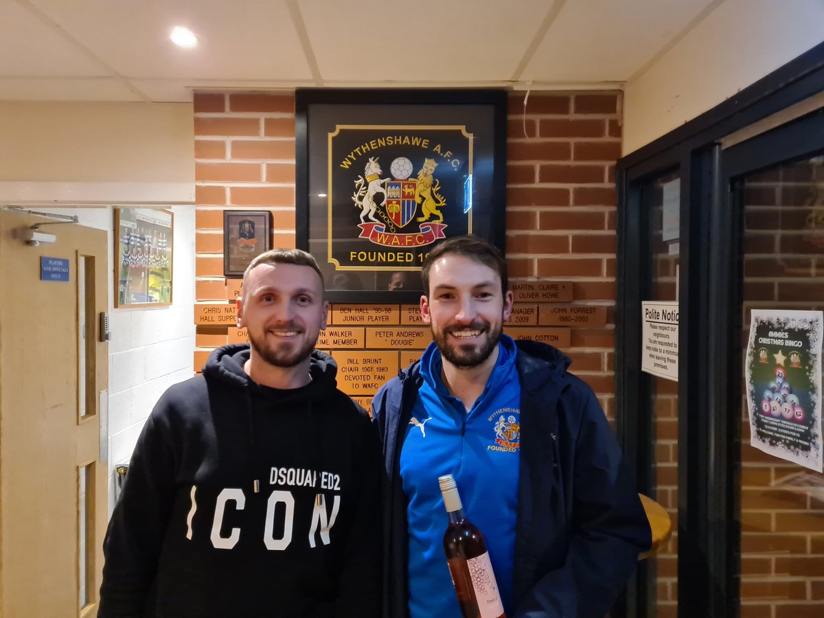 WythenshaweFC's tweet image. Tonight&apos;s man of the match was Luke Worth.

Luke put in a solid display at centre back and nearly grabbed himself a goal, his toe poked effort rolling just wide

Presenting Luke with his award was tonight&apos;s sponsor, Stephen Herdman (Scuba) from SMH Flooring

#consistentperformer