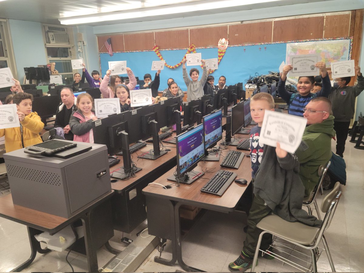 Another successful Hour of Code Family Night @ladybug548. Hello World with @codeorg Thank you to the team @LauraMahon20 @MsResource @DeniseD1029 #stem54 #csedweek #CSEdWeek2022 #code  @CCrawfordTech @ValerieBrock24 @CSforALL