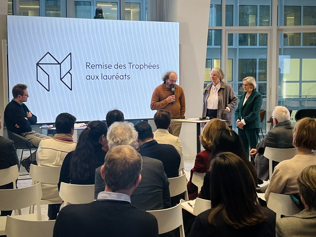 Vidal7602's tweet photo. Ravie d’avoir remis un trophée de la Fondation @Dom_et_Cit à l’association @JourNuitCulture, sur un projet de film documentaire pour mettre en lumière la réalité complexe des professionnels du domicile, métiers essentiels et pourtant encore peu connus. Bravo pour cet engagement ! https://t.co/GXZtt3mrKd
