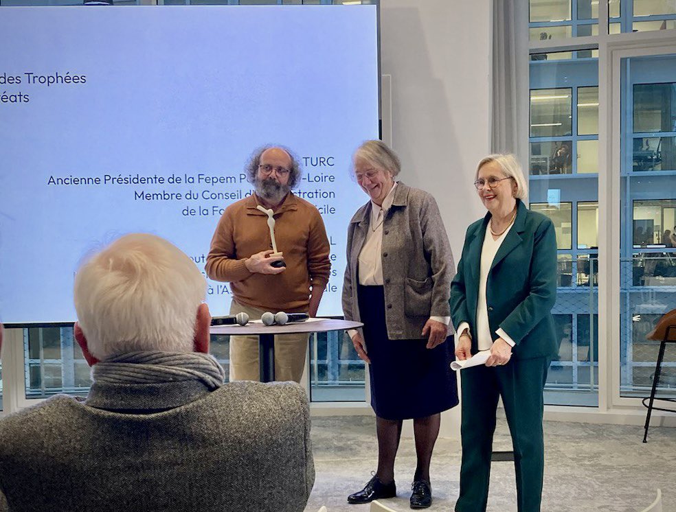 Ravie d’avoir remis un trophée de la Fondation <a href="/Dom_et_Cit/">Fondation du Domicile</a> à l’association <a href="/JourNuitCulture/">JouretNuitCulture</a>, sur un projet de film documentaire pour mettre en lumière la réalité complexe des professionnels du domicile, métiers essentiels et pourtant encore peu connus. Bravo pour cet engagement !