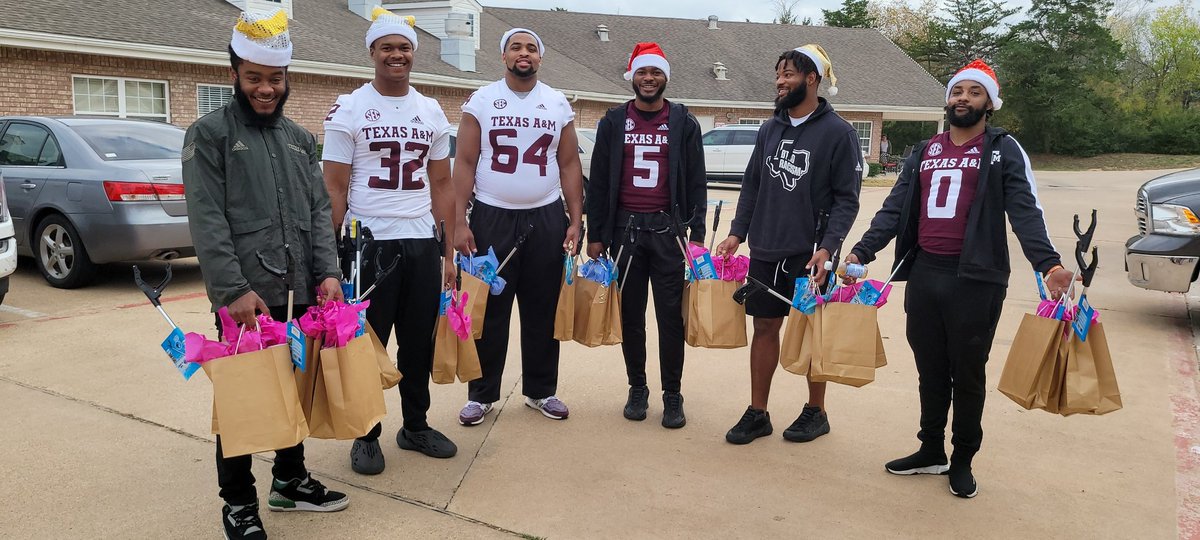 KarenKeyLargo's tweet photo. Ainias Smith
Layden Robinson
Andre White
Yulkeith Brown
Jalen Preston
Chris Russell went to the Asst Living facility in College Station. Ainias bought craft things to decorate their doors, make Christmas hats etc. Nobody asked them to.  Just our young men bringing smiles. Gig'em https://t.co/HEdBSMvHv6