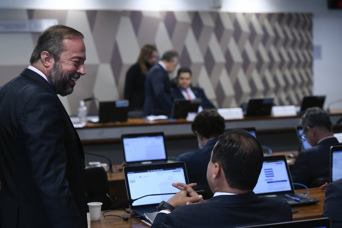 Aprovamos nesta terça-feira (6/12) na Comissão de Constituição e Justiça (CCJ), após horas de discussão, o meu relatório da PEC da Proteção Social. Nós teremos R$ 168,9 bilhões para recomeçar o processo de reinvestimento no Brasil. 1/4