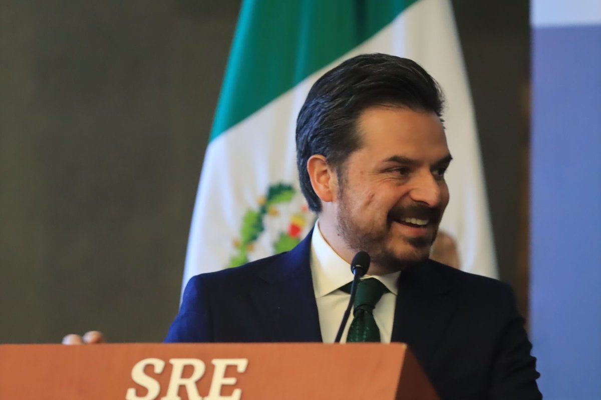 m_ebrard's tweet photo. Firmamos convenio con Zoe Robledo , Director del IMSS, para que nuestros paisanos en EU puedan incluir a sus familiares en su servicio médico o fondo de retiro, atendiendo así la instrucción del Presidente López obrador de apoyarlos en todo aquello a nuestro alcance. Enhorabuena! https://t.co/zAbuyKaDyh