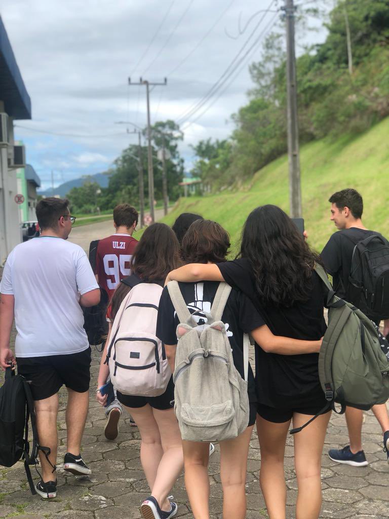 lemarcanzoni's tweet photo. o que vai ficar na fotografia são os laços invisíveis que havia https://t.co/37GsVDa7CJ