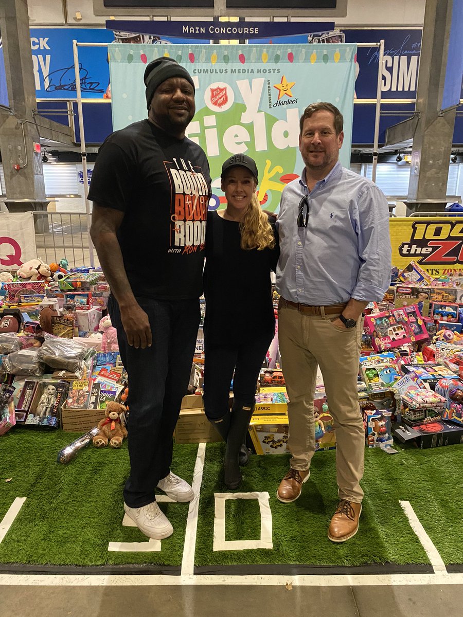 DawnDavenportTN's tweet photo. TOY FIELD!!! Love this Middle Tennessee community ❤️❤️❤️ Thank you to everyone for bringing toys for the @salvationarmy #ForgottenAngels program!!! @3HL1045 @TheRonSlay @brentdougherty @1045TheZone @NissanStadium https://t.co/OaWIaq1Mbw