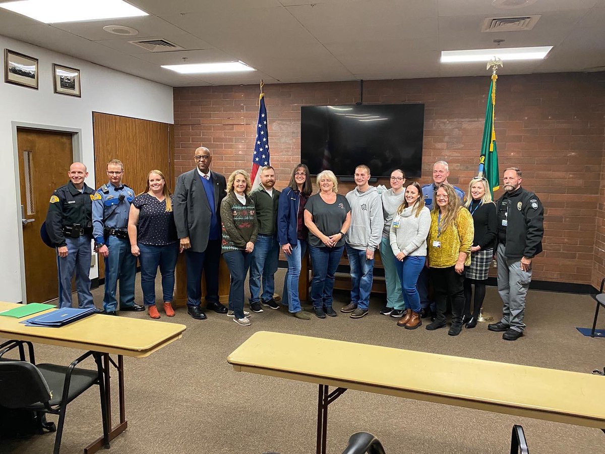 wspd3pio's tweet photo. We finally got a chance to get everyone together and thank the hospital staff and 911 operators that helped save Trooper Dean Atkinson’s life after being shot on September 22nd in Walla Walla. 

Thank you again from our WSP family!! @wastatepatrol https://t.co/yd5KF0jCuj