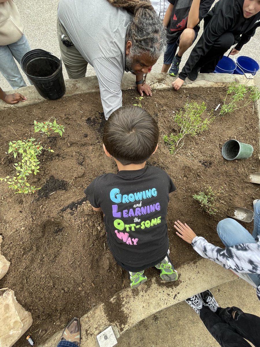 jaclyn_moncus's tweet photo. 5th grade had a great time getting their hands dirty with Mr. Esquivel! They got to plant different types of plants, flowers, and one of our trees that we started growing last year! #GLOWatOtt 

@NISDElemEnviron @NISDOtt @NISD @NISDScience @PrincipalBueno @adelagarza07 https://t.co/apQABsUzFO