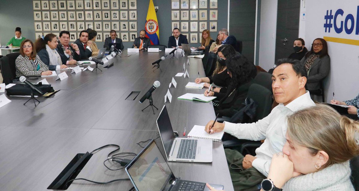 PalmaEdwin's tweet photo. Nueva sesión de la subcomisión de reforma laboral - estatuto del trabajo. En esta ocasión escuchamos las recomendaciones de @ocdeenespanol e hicimos un balance de los asuntos laborales que se discuten en el @CongresoCol. https://t.co/jPrRVXDx0p