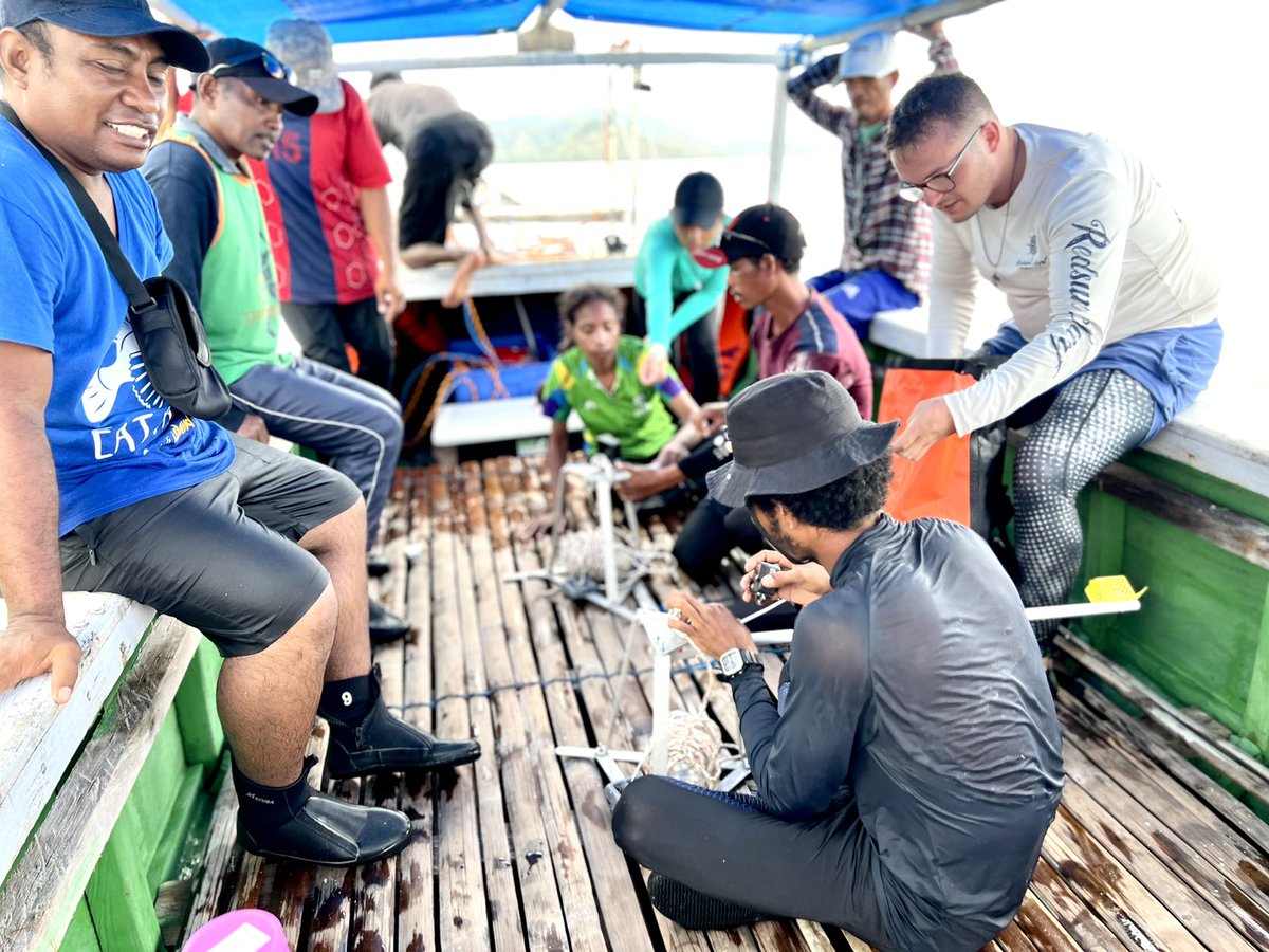 SeagrassRyan's tweet photo. Teamwork makes the dream work. Incredible week of seagrass mapping, baited remote underwater video surveys and surprise visitors 🐋👀 in Hera, Timor-Leste 🇹🇱 this week @BlueVentures @ProjectSeagrass @SeagrassWatch @DugongHub https://t.co/qoJQbLhQdc