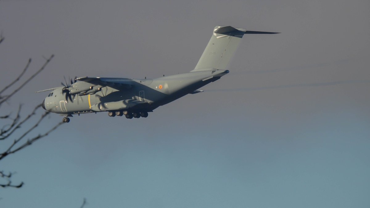 EHEH_Spotter's tweet photo. 🇺🇸 National Airlines Boeing 747 N729CA as flight #NCR822 approach runway 21 @ EHEH
🇧🇪 Belgian Air Force Airbus A400M-180 CT-05 as flight #BAF670 approach runway 21 @ EHEH
#NLspot #B747 #A400 https://t.co/1Wc76UdT5z
