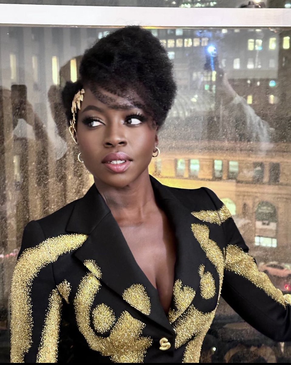 YlkatDelta's tweet photo. The face game is top-notch! #Cheers2U @DanaiGurira #MesmerizingBeauty 🖤💛🥂✨ 📸 ThomasCarterPhillips via IG https://t.co/r6soymTrHy