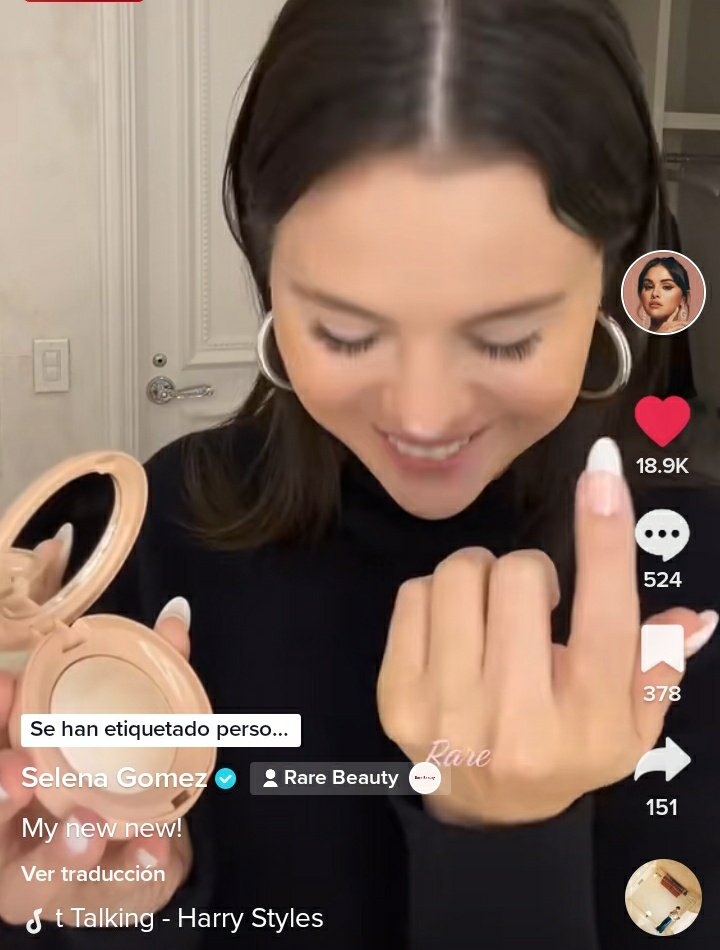 AAAA selena usando como audio late night talking de harry