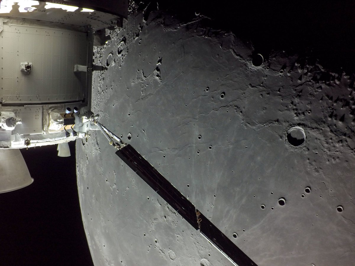 StationCDRKelly's tweet image. Wow! These new photos of the moon from #Orion are incredible!