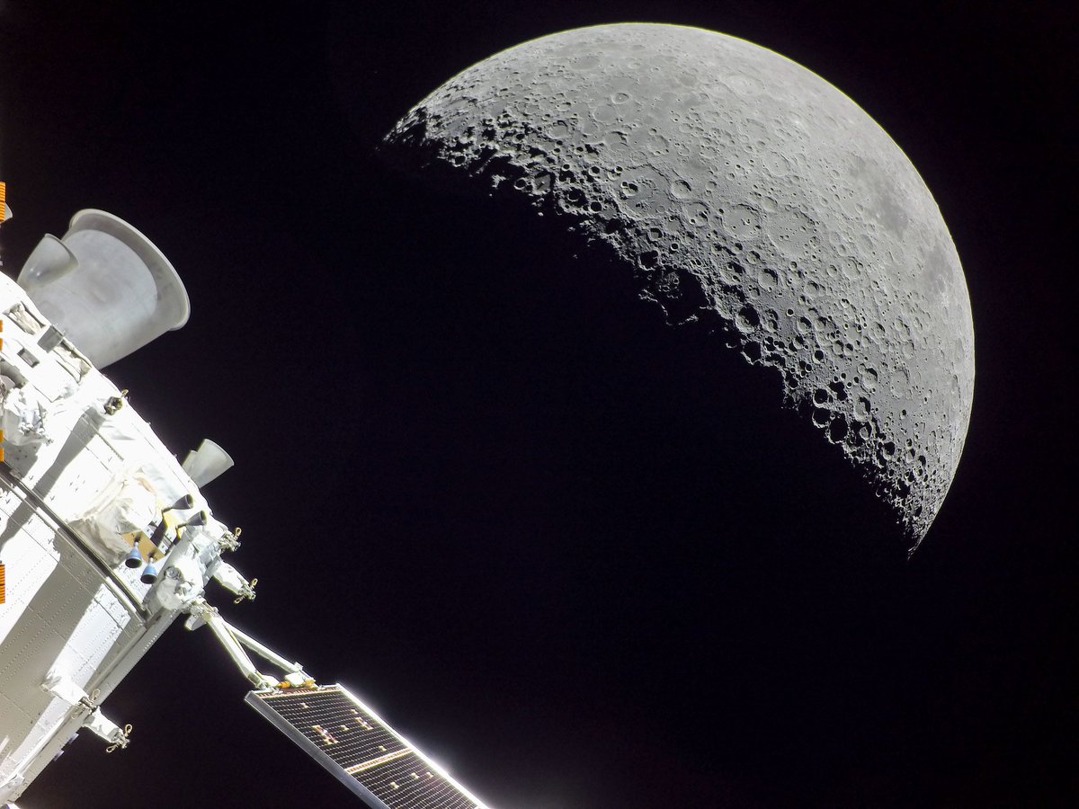 StationCDRKelly's tweet image. Wow! These new photos of the moon from #Orion are incredible!