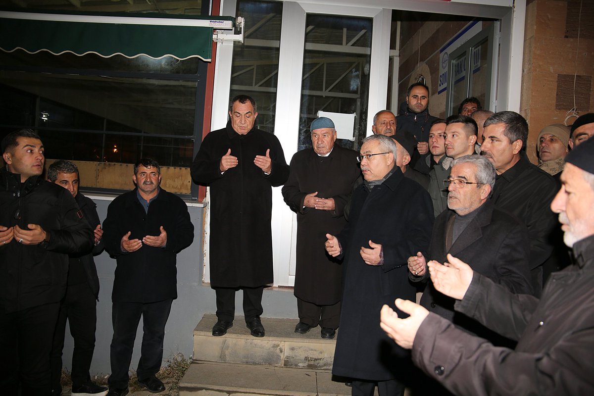 TCMusValiligi's tweet photo. Vali Doç.Dr.İlker Gündüzöz, Muş Milletvekili Mehmet Emin Şimşek'in vefat eden kardeşi Kenan Şimşek için Taşo mezarlığında yapılan cenaze merasimine katıldı.  

Vali Gündüzöz, Merhum Kenan Şimşek'e Allah'tan rahmet, ailesine ve tüm sevenlerine 'Başsağlığı ve Sabır' diledi. https://t.co/q0URJ9Uns2