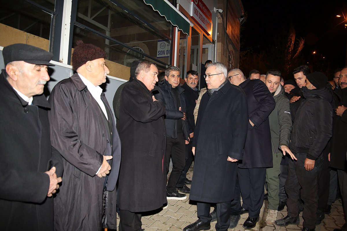 TCMusValiligi's tweet photo. Vali Doç.Dr.İlker Gündüzöz, Muş Milletvekili Mehmet Emin Şimşek'in vefat eden kardeşi Kenan Şimşek için Taşo mezarlığında yapılan cenaze merasimine katıldı.  

Vali Gündüzöz, Merhum Kenan Şimşek'e Allah'tan rahmet, ailesine ve tüm sevenlerine 'Başsağlığı ve Sabır' diledi. https://t.co/q0URJ9Uns2
