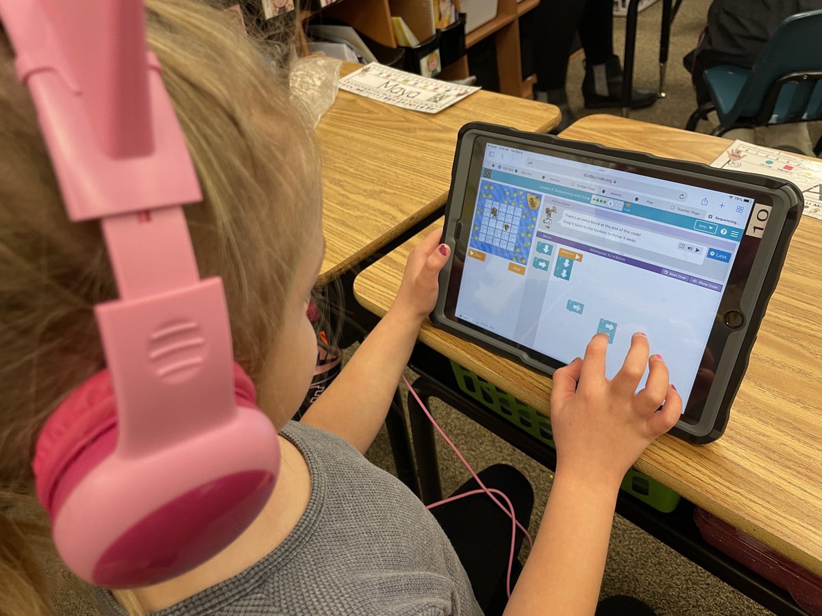 TraciPiltz's tweet image. These kindergartners are learning to code for #CSEdWeek2022 with @Seesaw Lessons &amp;amp; @codeorg 🙌🏻
