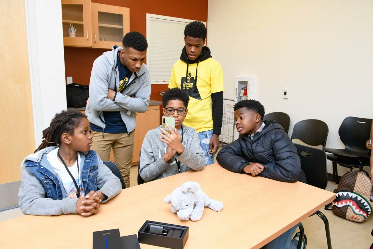 HiddenGeniusPro's tweet photo. Happy #CSEdWeek! 👩🏾‍💻👨🏾‍💻 

👉🏿 Don't miss your chance to participate in our 10th Annual #BrothersCode event this Saturday (12/10) in the Bay Area, Los Angeles, and Detroit! https://t.co/CphncKoyY9 

#BrothersCode2022 #youthofcolor #edtech https://t.co/bhgvFNjStI