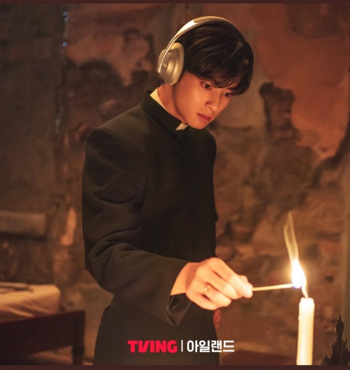 Leilamartins25's tweet photo. "O uniforme sacerdotal de #CHAEUNWOO se encaixa perfeitamente no papel de John, que é arrastado pelo redemoinho do destino no livro profético."
Em breve #Islad https://t.co/xLFOn59B80