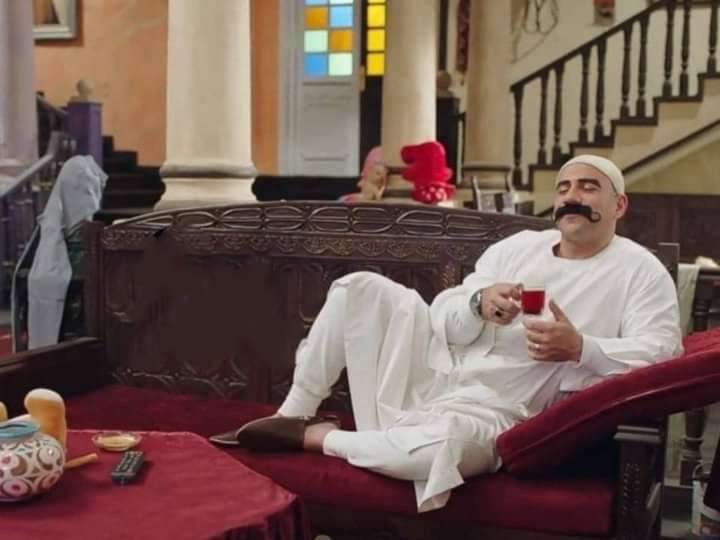 بسجارته وكوباية الشاي , قدام ماتش الاهلي الجاي , ان كسـب الاحمــر يا سعادتُـه ❤