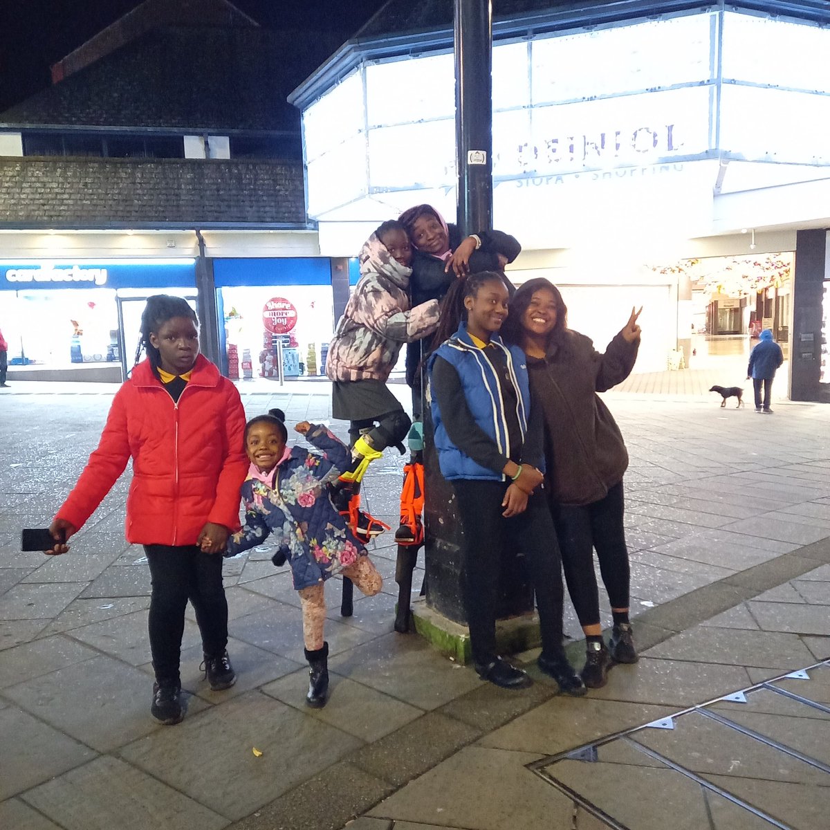 Cimerahon's tweet image. Rhai o Bangor Stilt crew yn paratoi ar gyfer y gorymdaith golau Heuldro Gaeaf 21 Rhagfyr cwrdd @deiniolshopping 4.30 - dewch I ymuno a ni @NWalesAfricaSoc @TrydarPontio @CwmniFranWen @carn_celf @Cimerahon