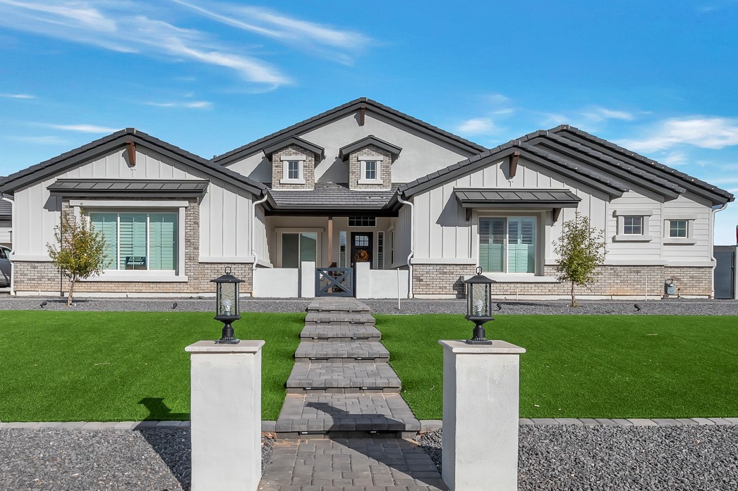 ViphomesDesign's tweet photo. This client did an amazing job selecting their exterior colors! #viphomes #vipconstruction #viphomes_design #modernfarmhouse #Sonterra #queencreek https://t.co/EX7GPGNsGD