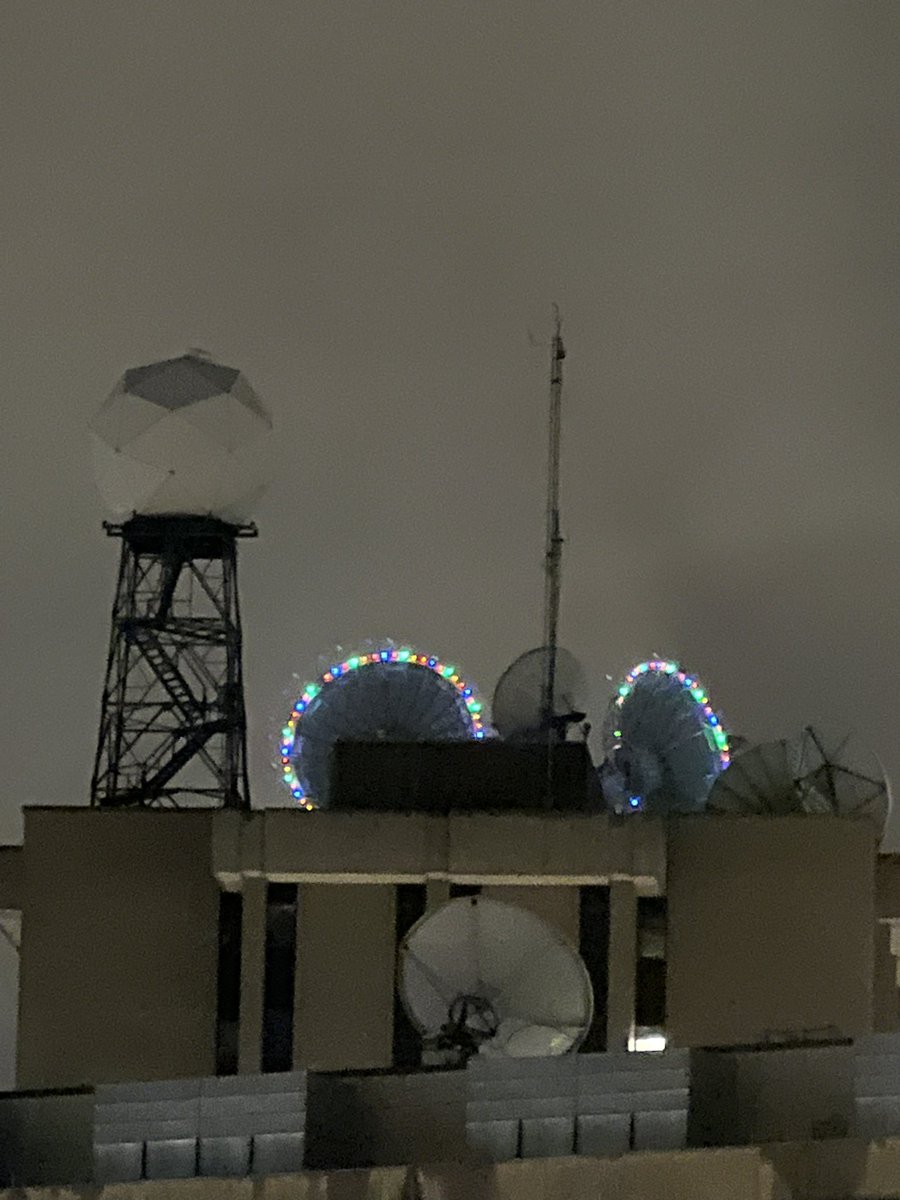 qiaojunlin's tweet photo. Christmas on the roof of the AOSS building #UWMadison https://t.co/4yEPWCkto6