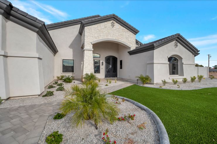 ViphomesDesign's tweet photo. The limestone on the exterior of this house adds a modern touch to a classic design! #viphomes #vipconstruction #viphomes_design  #Sonterra #queencreek https://t.co/1cadiIdvwT