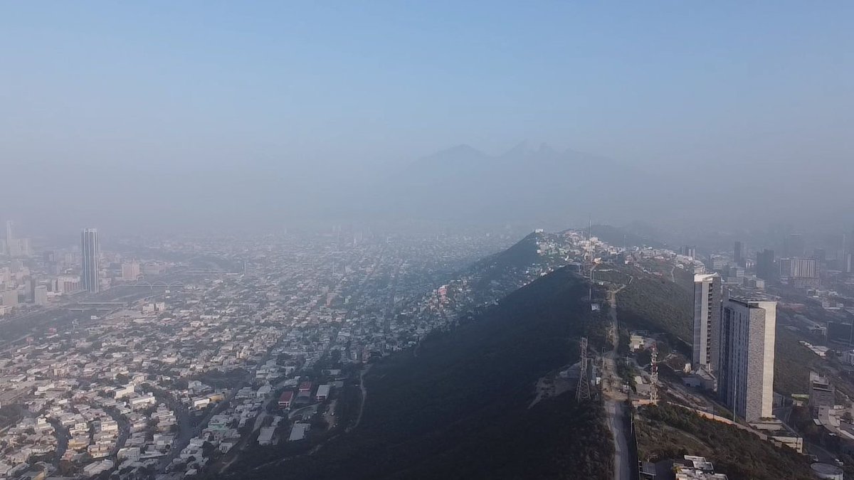 DaveCazaresM's tweet photo. Así la mala calidad de aire en el Área Metropolitana de Monterrey.

El exceso de partículas contaminantes provocaron la activación de la Alerta Atmosférica este martes.

📷@Jorge_Eiko https://t.co/5tyMSNO24x
