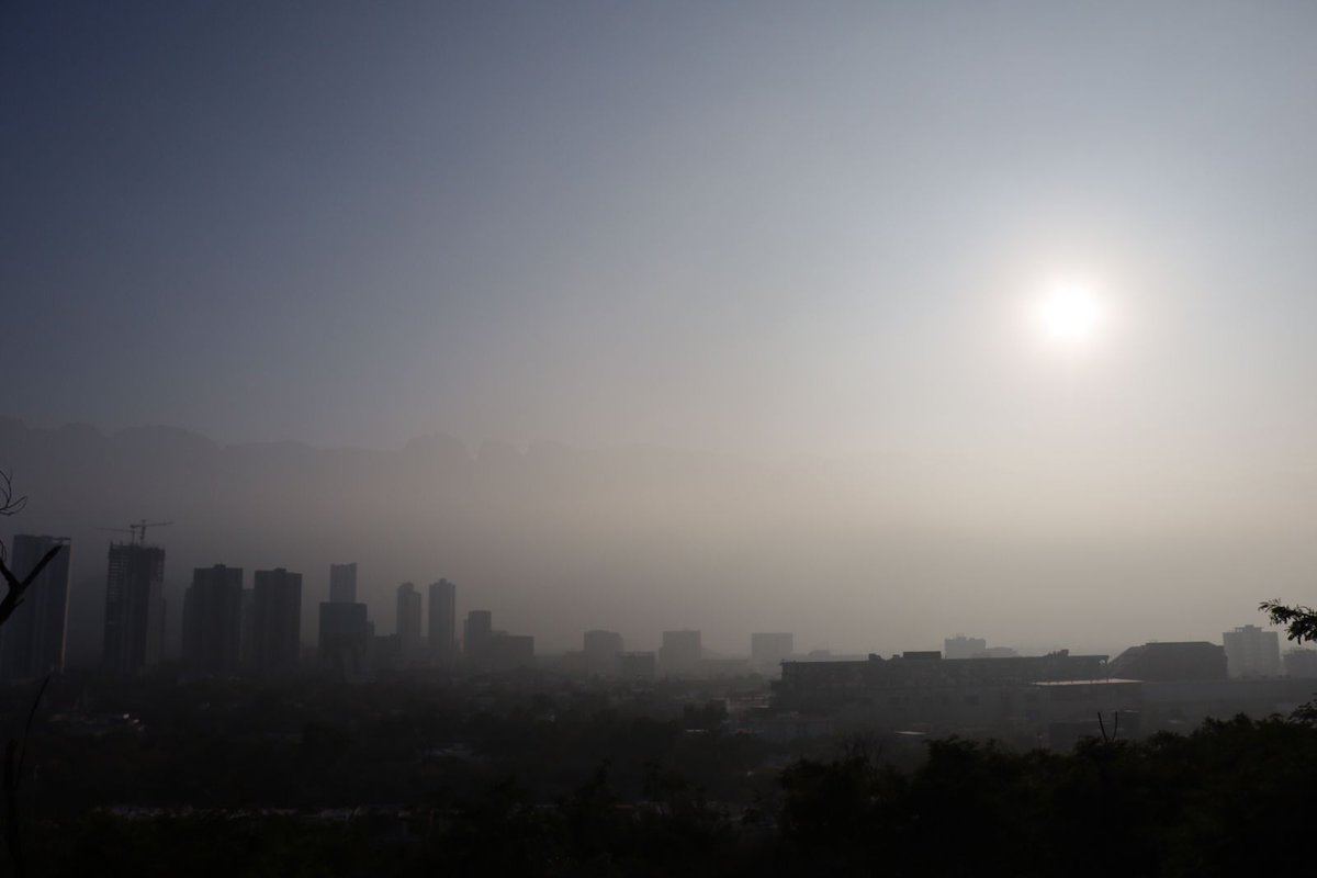 DaveCazaresM's tweet photo. Así la mala calidad de aire en el Área Metropolitana de Monterrey.

El exceso de partículas contaminantes provocaron la activación de la Alerta Atmosférica este martes.

📷@Jorge_Eiko https://t.co/5tyMSNO24x