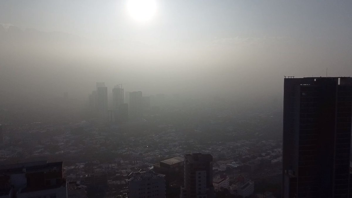 DaveCazaresM's tweet photo. Así la mala calidad de aire en el Área Metropolitana de Monterrey.

El exceso de partículas contaminantes provocaron la activación de la Alerta Atmosférica este martes.

📷@Jorge_Eiko https://t.co/5tyMSNO24x