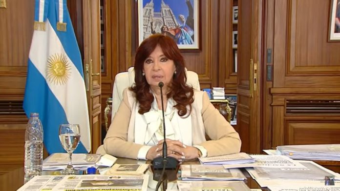 Lozano_Claudio's tweet photo. Repudio a la condena a Cristina Fernández: 
NO NOS DEBEN GOBERNAR LAS MAFIAS

El azar existe y la provocación también. El azar hizo que pudiéramos percibir en simultáneo la comprobación del accionar mafioso...

#PoderJudicial #PoderMediatico #Mafias #CFK #Cristina 

Abro hilo https://t.co/ztAhmt4N4J