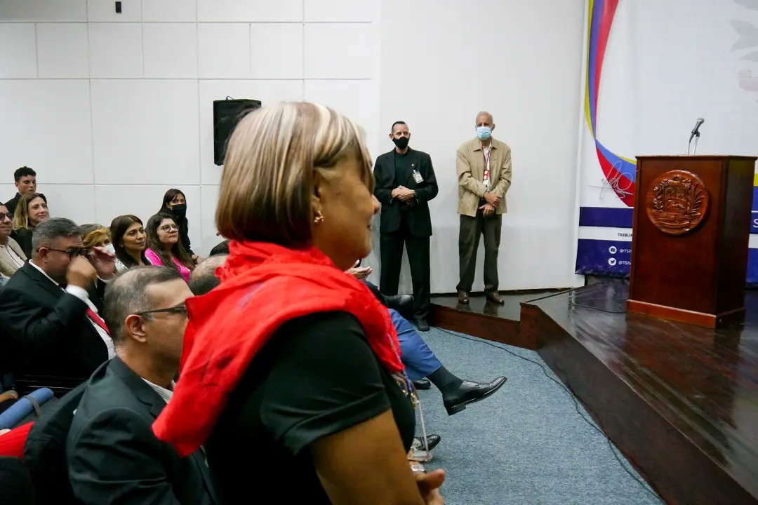 gladysrequena's tweet photo. Esta actividad contó con la extraordinaria y magistral ponencia del Dr. Hermann Escarrá. https://t.co/ZlRk4HKbIW