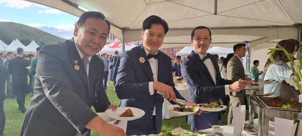 Нэг нэг шар төмөр зүүчихсэн, тавгаа давхарлаад барьчихсан, үсээ гелдээд, төрийн будааллаганд яс горьдож очсон нөхөд.

Төлсөн татваргүй, бүтээсэн ажил үгүй, мөнгө өгвөл хэнийг ч долоох, өгөхгүй бол юуг ч үл дэмжих. 

Өөрсдийгөө биднээс арай ӨӨР гэж боддог нийгмийн маань сор хэсэг.