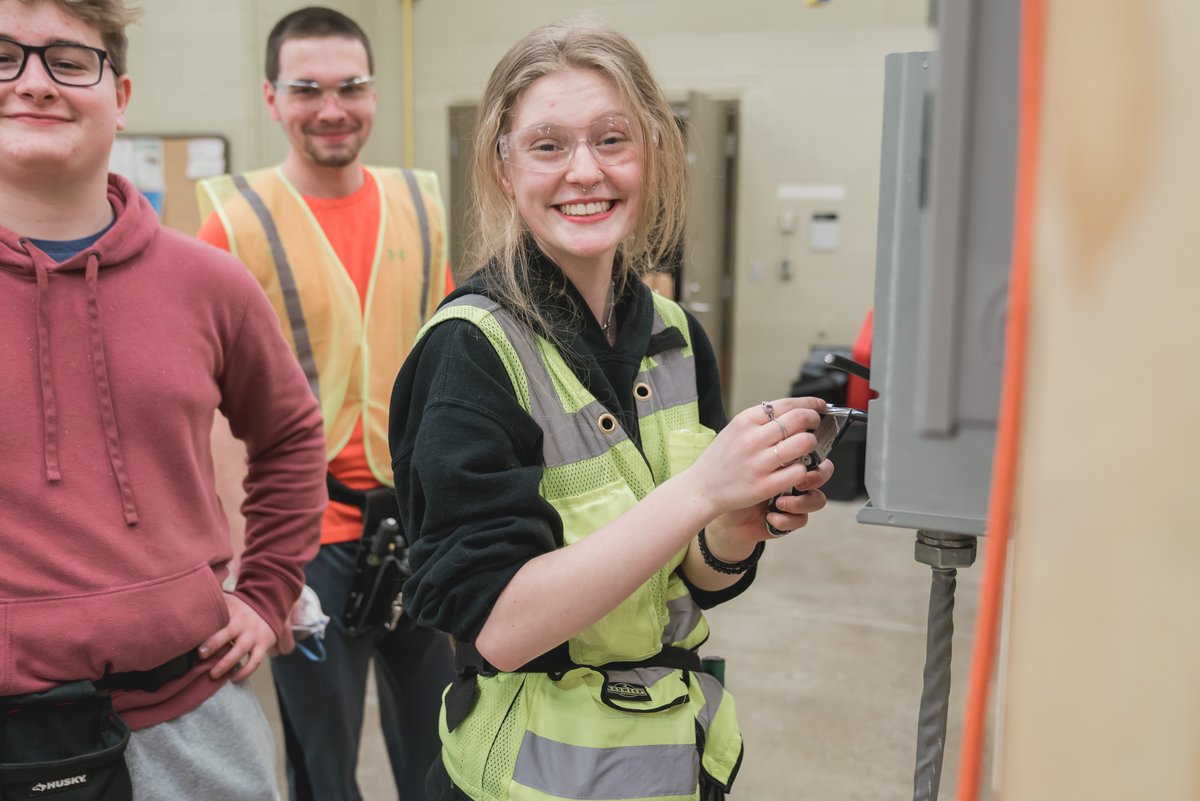 OaklandSchools's tweet photo. Calling all students from Avondale, Lake Orion, Oxford, Pontiac, and Rochester!
 
Attend OSTC-Northeast's Career Night on Thursday, Dec. 8 from 4:30-7:30 p.m.

Learn about high-demand careers, across 17 hands-on programs, at NO cost to families! 

Agenda▶️https://t.co/wCTRbj65on https://t.co/397OEhLGjE
