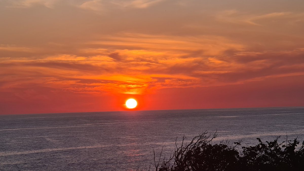 Regalo para mi estimado @ChamanweatherES , vea esas nubes arriba del sol 😃😃