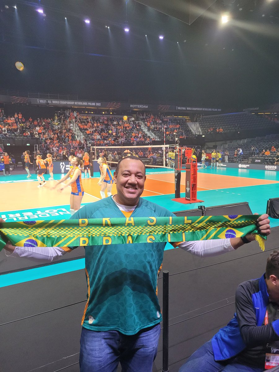 VolleynaEstrada's tweet photo. Quantas vezes passar o #sembloqueio , todas as vezes eu vou rever. Principalmente o 5° e último episódio, a oportunidade de estar lá, ao vivo, e vivenciar a campanha, virada espetacular sobre o Japão, a vitória sobre a Itália, são experiências inesquecíveis. #VoleiNoSporTV https://t.co/SXzwRdYFOP