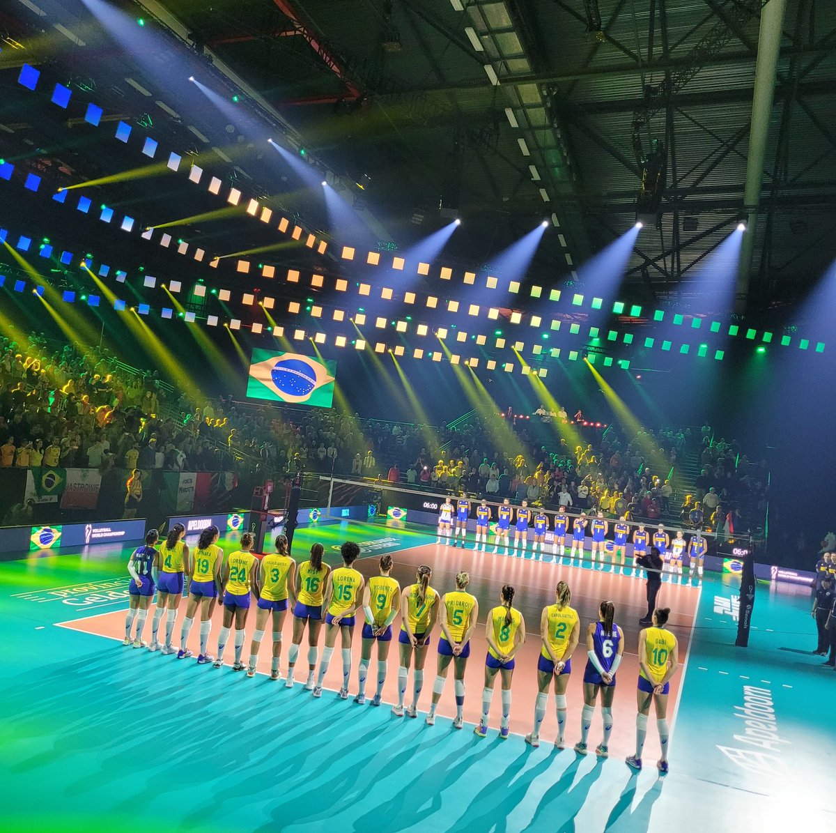 VolleynaEstrada's tweet photo. Quantas vezes passar o #sembloqueio , todas as vezes eu vou rever. Principalmente o 5° e último episódio, a oportunidade de estar lá, ao vivo, e vivenciar a campanha, virada espetacular sobre o Japão, a vitória sobre a Itália, são experiências inesquecíveis. #VoleiNoSporTV https://t.co/SXzwRdYFOP