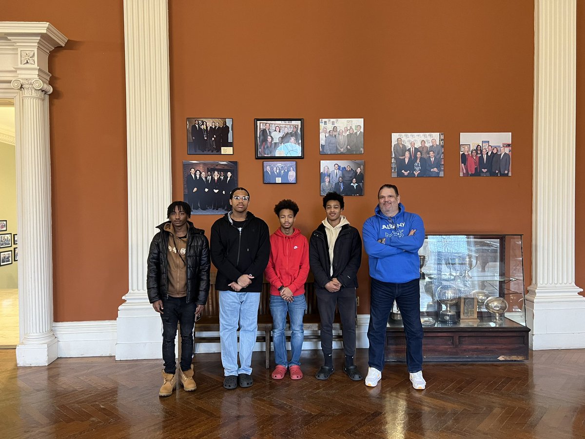 kga95aka's tweet photo. Thank you to the AHS My Brother’s Keeper young men for continuing to support our Academy Park beautification projects. Great job and we appreciate you! #allinforalbany @AHSFalconsNest @albanyschools https://t.co/DyOM6LHDUv