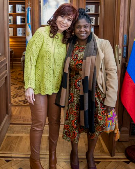 Enemigos acérrimos de los saqueadores de hace cinco siglos pero amigos entrañables de los criminales que continúan saqueando a los pueblos de América Latina.