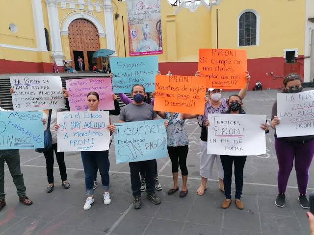 AndiHSnchez1's tweet photo. El magisterio veracruzano denuncia que el incremento salarial prometido por @lopezobrador_ no se aplica en la entidad. El gobernador Cuitláhuac García miente, pues no será del 1, 2 y 3% sino mediante un tabulador a modo. #IncrementoInsuficienteAMaestros; la inflación es del 8.5% https://t.co/qnpKfbrcEl