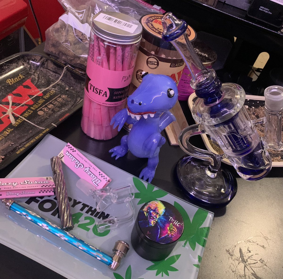 byejtre's tweet photo. @Evrythingfor420 Thank You too the people at everything420 for being goated as always! Thank you for the free glass rolling dish! It looks amazing 🤞🏽🔥 https://t.co/GDaXVbk8cr