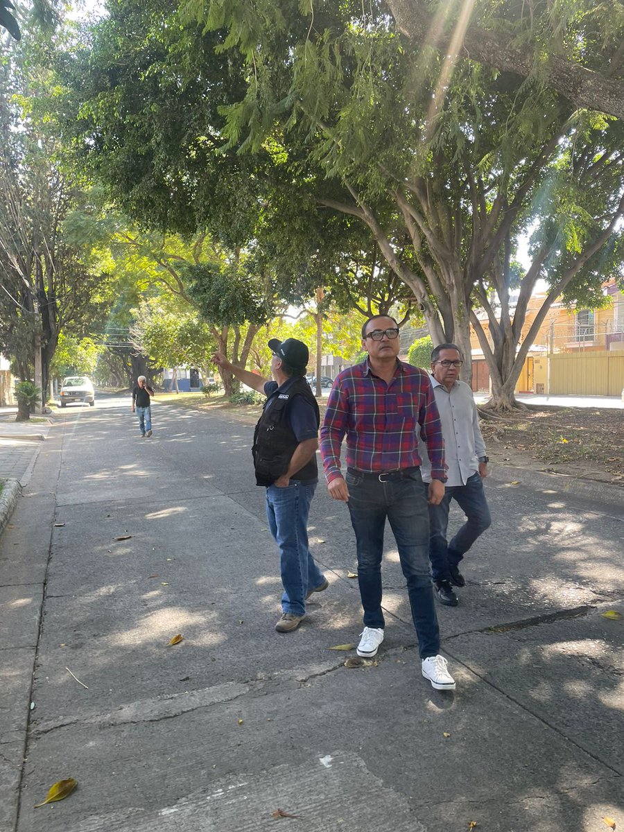 ArqEnriqueAG's tweet photo. Hoy nos tocó hacer Recorrido de #AlumbradosPúblico en Jardines de los Arcos @ArcosJardines 
Vamos a reforzar la Iluminación de algunos puntos para dejar bien iluminada la Colonia 👷🏻‍♂️🚍💡💯 
#LaCiudadQueQuiero https://t.co/O7F6Dbb4fc