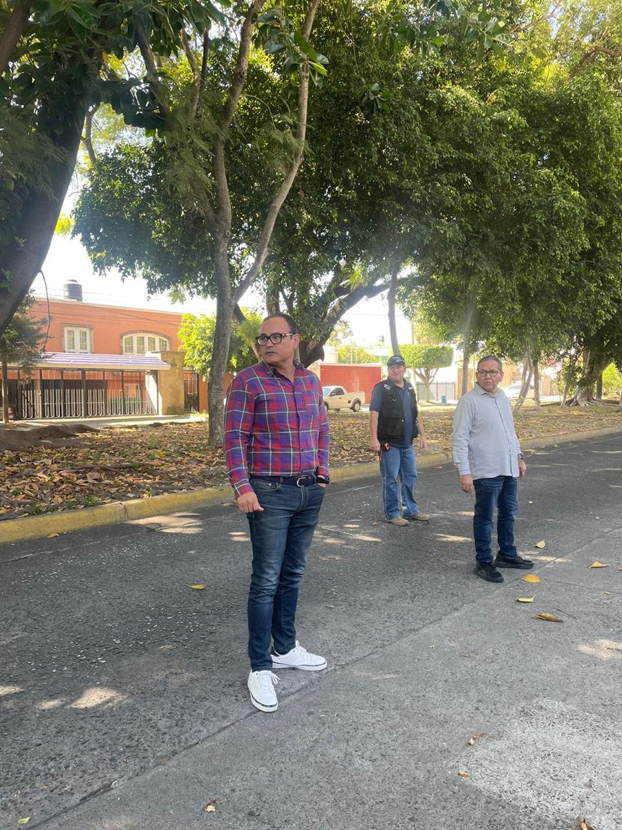 ArqEnriqueAG's tweet photo. Hoy nos tocó hacer Recorrido de #AlumbradosPúblico en Jardines de los Arcos @ArcosJardines 
Vamos a reforzar la Iluminación de algunos puntos para dejar bien iluminada la Colonia 👷🏻‍♂️🚍💡💯 
#LaCiudadQueQuiero https://t.co/O7F6Dbb4fc