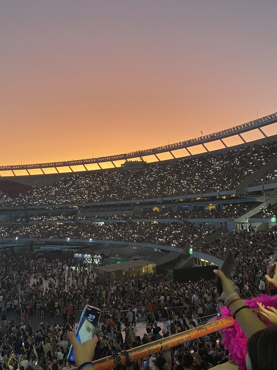 HarryMyHistory's tweet photo. Y como dijo Harry:
No importa si vivas en una casa, departamento o bote
Es el amor que transforma donde sea que vivas en un hogar ❤️‍🩹.Que hermoso es vernos todas unidas, bailando y disfrutando ese momento con él 😭🫶🏻 #LoveOnTourBuenosAires 
Pd: de plantea me quería tirar a https://t.co/bPGYP8zQwg