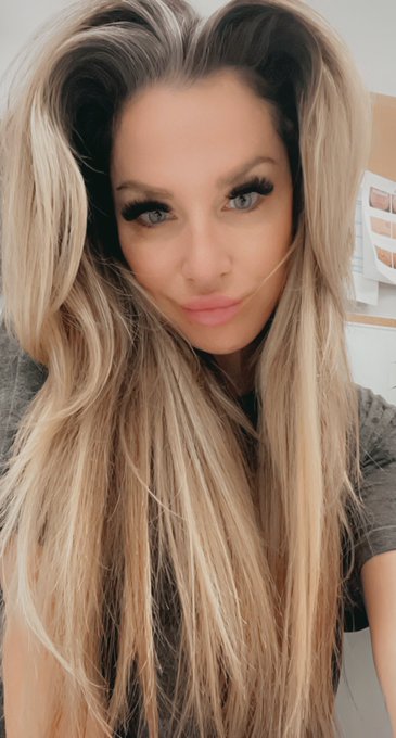 Beauty day selfie as I wait for hair&hellip; https://t.co/5WyFYyGu3q