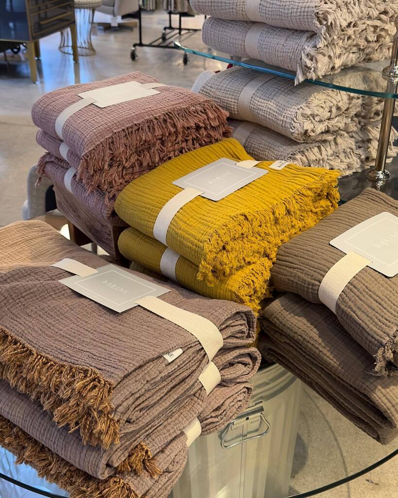 Just arrived in the showroom:  lightweight  100% cotton throws from Turkey in the yummiest of colors!! #shopsmall #onlyinoldpas #pasadena #cozystylishchic #holidaygiftideas #giftideas instagr.am/p/Cl2G95Zvbyv/ Just arrived in the showroom:  lightweight  100% cotton throws from Tu…